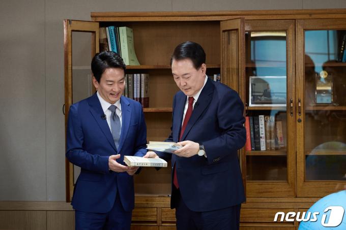 [사진] 대통령의 책장은?