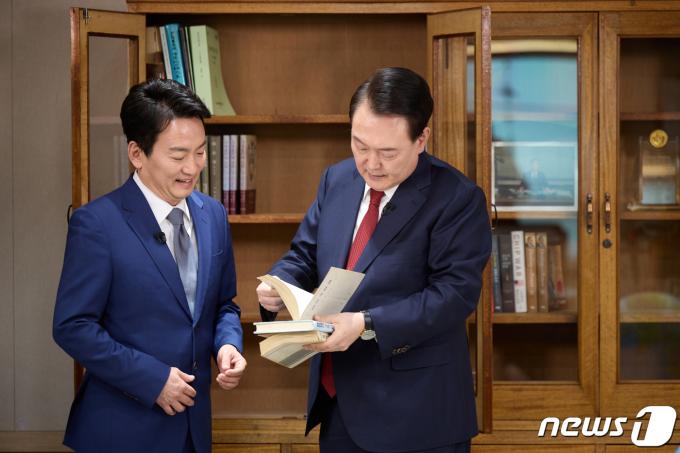 [사진] 용산 집무실 책장 소개하는 윤 대통령