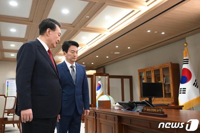 [사진] 용산 집무실 소개하는 윤 대통령