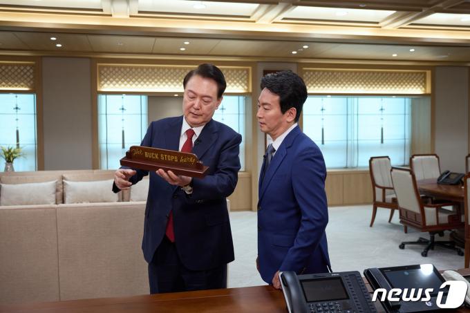 [사진] 윤대통령, 신년 대담 앞서 집무실 소개