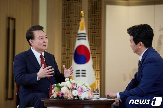 [사진] 윤 대통령, 용산 집무실서 KBS와 신년 대담
