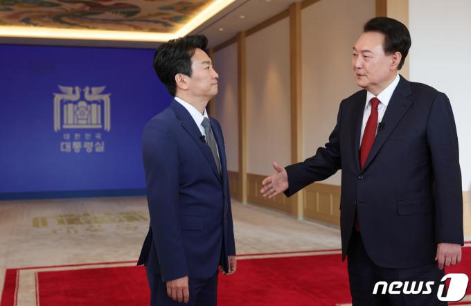 [사진] 대통령실 로비 소개하는 윤 대통령