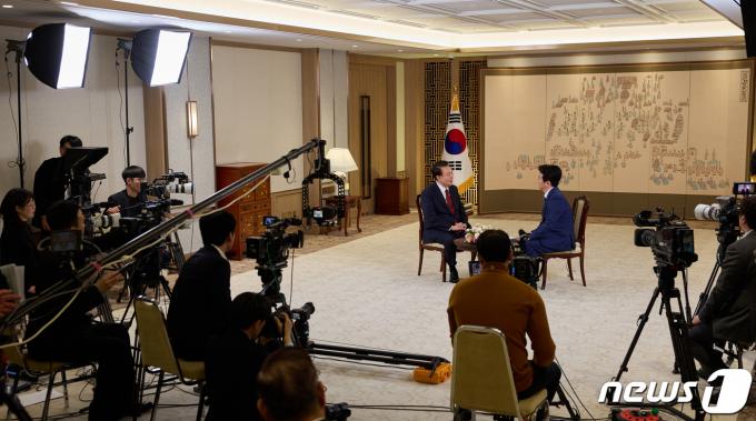 [사진] 윤 대통령, 용산 집무실에서 방송사와 신년 대담