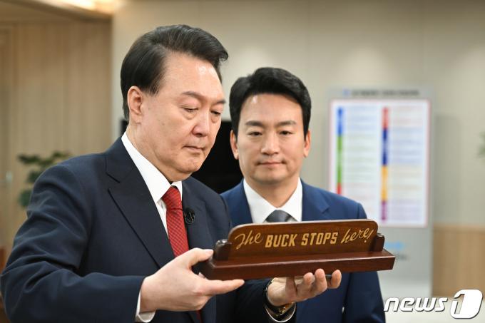 [사진] 바이든 선물 소개하는 윤 대통령