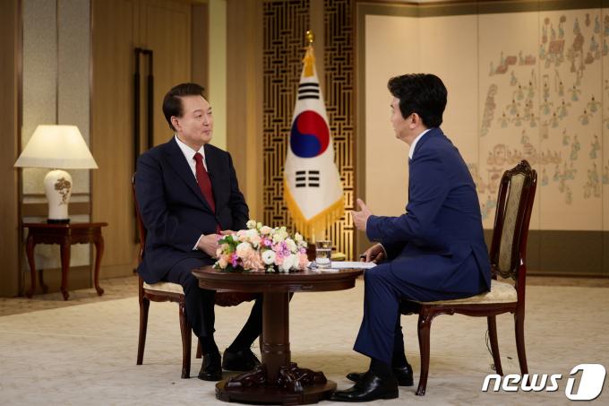 [사진] 윤 대통령, 방송사와 신년 대담