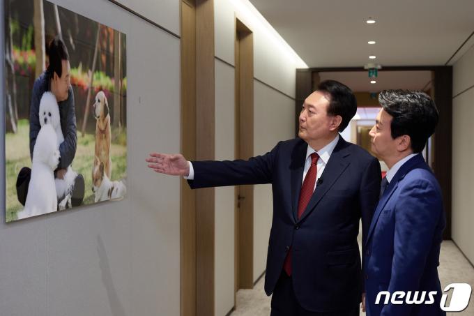 [사진] 사진 소개하는 윤 대통령