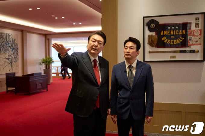 [사진] 집무실 소개하는 윤 대통령