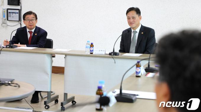 [사진] . 에버그린사회복지센터 관계자와 간담회 하는 유철환 국민권익위원회 위원장
