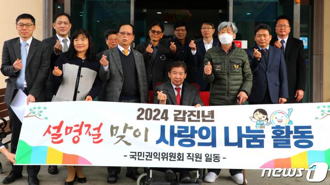 [사진] 에버그린사회복지센터 방문해 선물 전달하는 유철환 국민권익위원회 위원장