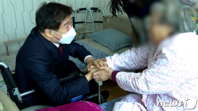 [사진] 에버그린사회복지센터 입소자 고충 및 애로사항 청취하는 유철환 국민권익위원회 위원장