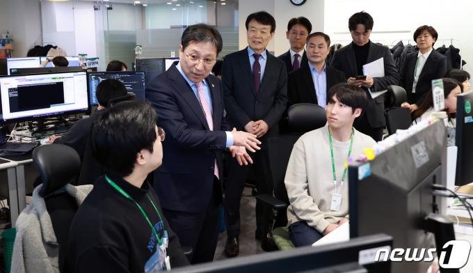 [사진] 이성희 노동부 차관, 자립준비청년 지원 현장방문
