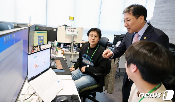 [사진] 이성희 노동부 차관, 자립준비청년 지원 현장방문