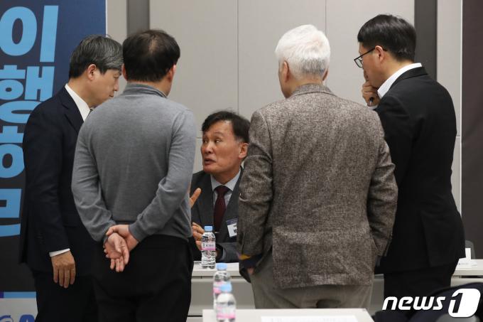 [사진] 긴급 임시대의원총회, 논의하는 의협