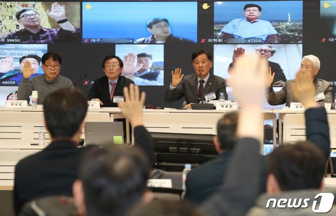 [사진] 비대위 설치 안건 표결하는 의협 임시대의원총회