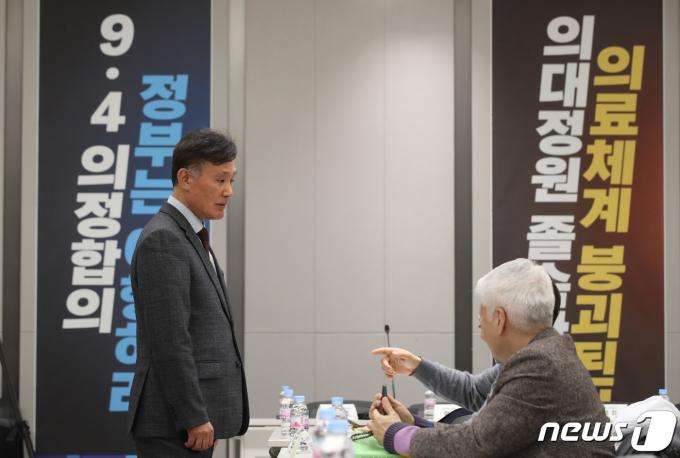 [사진] 논의하는 의협 대의원회 의장과 부의장