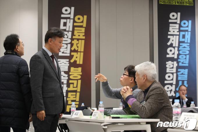 [사진] 의협 긴급 임시대의원총회, 논의하는 대의원회 의장과 부의장