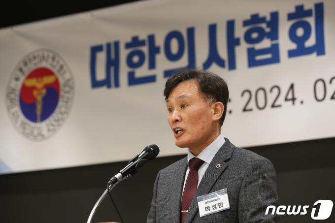 [사진] 의협 긴급 임시대의원총회 개회사 하는 박성민 의장