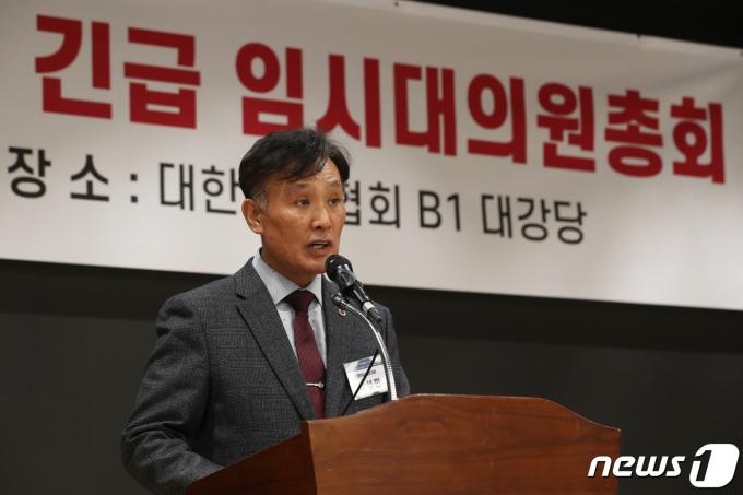 [사진] 의협 긴급 임시대의원총회 개회사 하는 박성민 의장