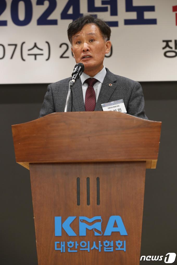 [사진] 개회사 하는 의협 대의원회 의장