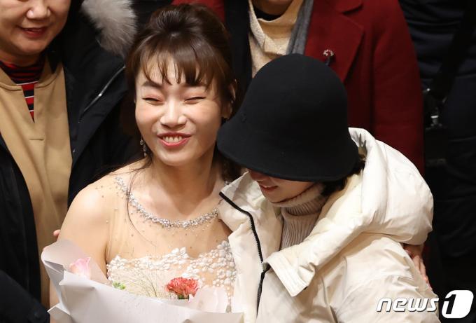 [사진] 배현진 의원 축하 받는 김예지 의원