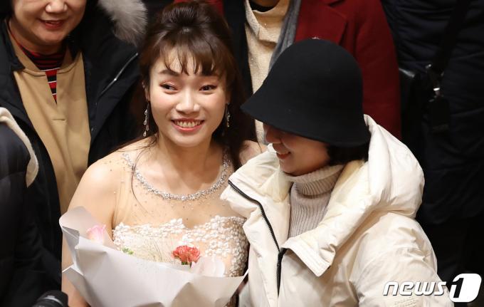 [사진] 배현진 의원 축하 받는 김예지 의원