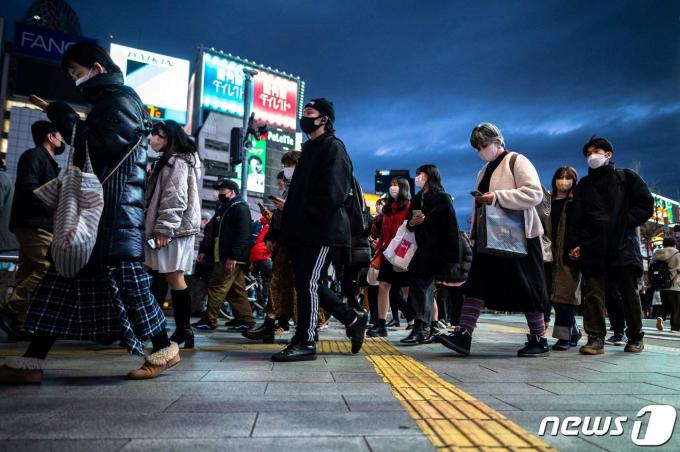 일본 시민들이 2022년 1월 30일(현지시간) 도쿄 신주쿠구에 있는 거리를 걷고 있다. ⓒ AFP=뉴스1 ⓒ News1 김지현 기자