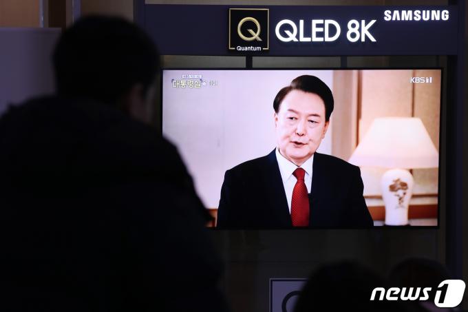 [사진] 尹 대통령 신년 대담 시청하는 시민들