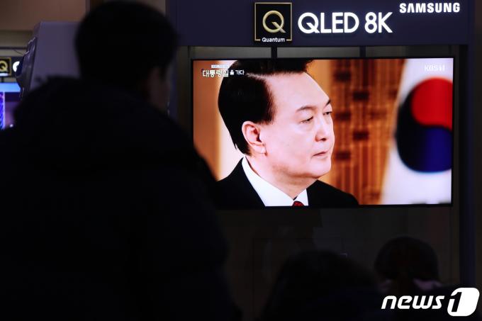 [사진] 윤석열 대통령 신년 대담 시청하는 시민들