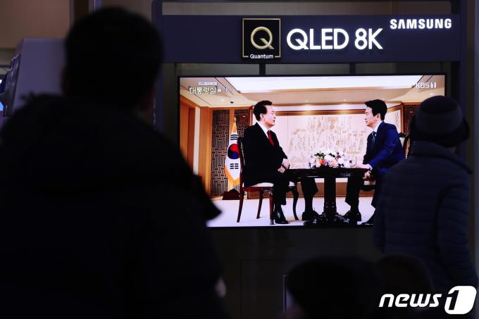 [사진] 윤 대통령 신년 대담 바라보는 시민들