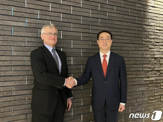 [사진] 스웨덴 한반도특사와 기념촬영 하는 김건 한반도평화교섭본부장