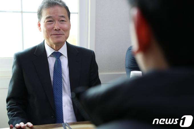 [사진] 북한 억류 선교사 가족 만난 김영호 장관