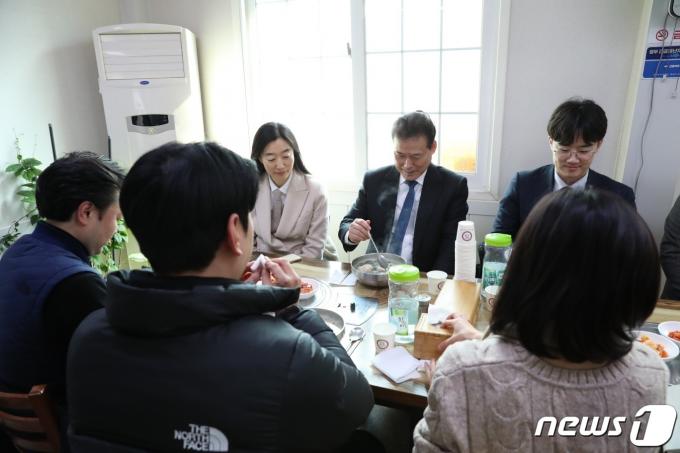 [사진] 북한 억류 선교사 가족과 식사하는 김영호 장관