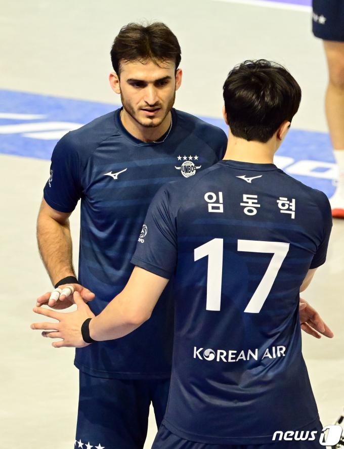 7일 인천 계양체육관에서 열린 V리그 대한항공-KB손해보험전에서 1세트 도중 임동혁이 무라드 칸과 교체 투입되고 있다. (KOVO 제공)