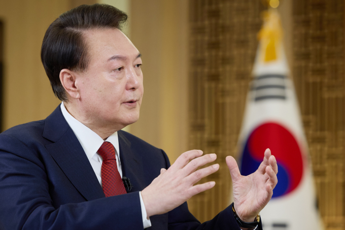 윤석열 대통령이 "의대 정원 확대는 이제 더 이상 미룰 수 없는 일인 것 같다"고 말했다. 사진은 지난 4일 서울 용산 대통령실에서 신년 대담 사전 녹화에 나선 윤석열 대통령. /사진=뉴시스(대통령실 제공)