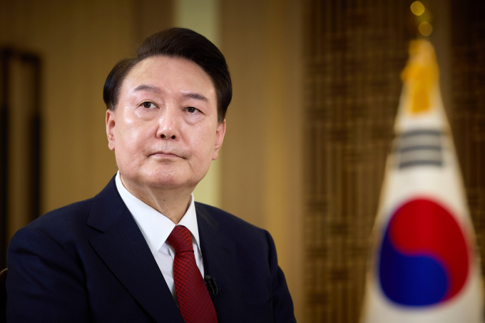 윤석열 대통령은 김건희 여사 명품 가방 논란에 대해 "정치공작"이라면서 재발 방지를 약속했다. 사진은 지난 4일 서울 용산 대통령실에서 신년 대담 사전 녹화에 나선 윤석열 대통령. /사진=뉴시스(대통령실 제공)