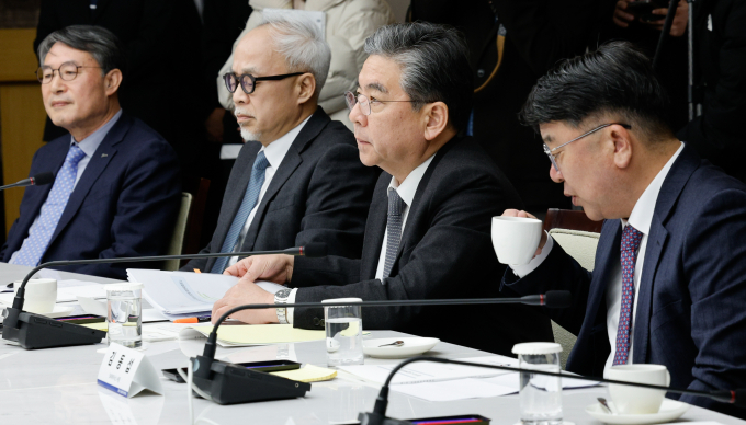 (왼쪽부터) 이시우 포스코 사장, 최주선 삼성디스플레이 사장, 장재훈 현대자동차 사장, 김동섭 SK하이닉스 사장이 7일 오후 대한상공회의소에서 열린 제1차 산업투자 전략회의에 참석해 안덕근 산업통상자원부 장관의 모두발언을 듣고 있다. /사진=뉴스1