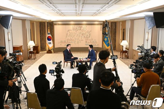 윤석열 대통령이 지난 4일 용산 대통령실 청사 집무실에서 녹화된 KBS 신년 대담에서 새해 국정운영 방향을 밝히고 있다. (대통령실 제공) 2024.2.7/뉴스1 ⓒ News1 오대일 기자