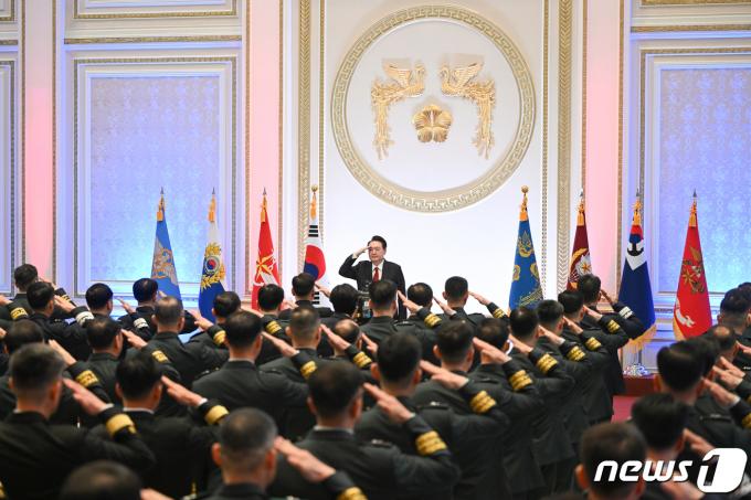 윤석열 대통령이 7일 청와대 영빈관에서 열린 준장 진급자 삼정검 수여식에서 진급 장성들로부터 거수경례를 받고 있다. (대통령실 제공) 2024.2.7/뉴스1 ⓒ News1 오대일 기자