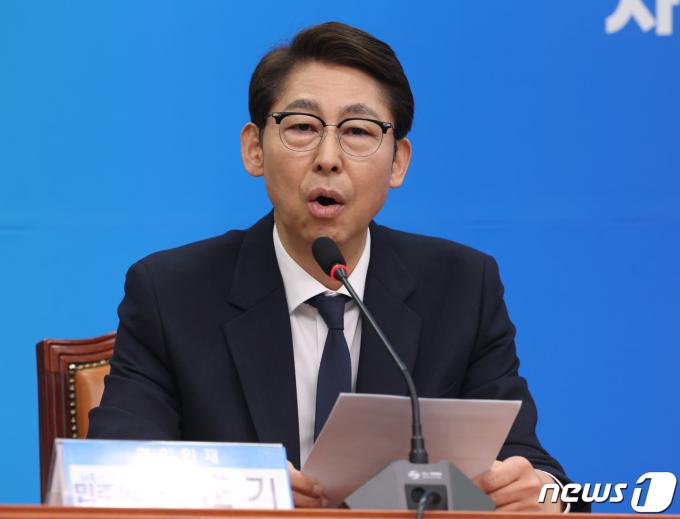 이훈기 전 기자가 2일 오전 서울 여의도 국회에서 열린 더불어민주당 13·14차 인재영입식에서 인사말을 하고 있다. 2024.2.2/뉴스1 ⓒ News1 송원영 기자