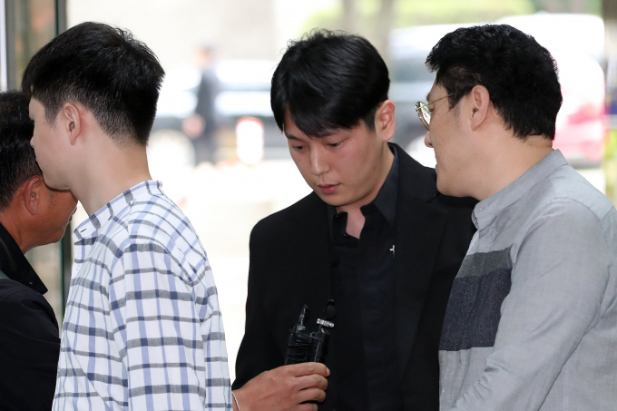 검찰이 성폭행과 강제추행 등의 혐의로 재판에 넘겨진 아이돌그룹 비에이피(B.A.P) 출신 힘찬(34·본명 김힘찬)의 1심 판결에 불복해 항소했다. 사진은 지난 2019년 7월 서울 서초구 서울중앙지방법원에서 열린 강제추행 관련 1회 공판기일에 출석한 그룹 B.A.P 출신 힘찬(본명 김힘찬). /사진=뉴스1