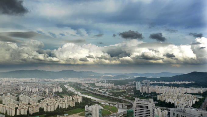 수도권 아파트시장의 매매·전세가격이 3주 연속 보합세를 보였다. 사진은 서울시내 한 아파트 밀집 지역. /사진=뉴스1