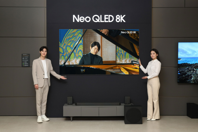 삼성전자 모델이 삼성스토어 대치점에서 네오 QLED 8K TV로 파이니스트 조성진의 8K 라이브 연주 영상을 감상하고 있다. / 사진=삼성전자