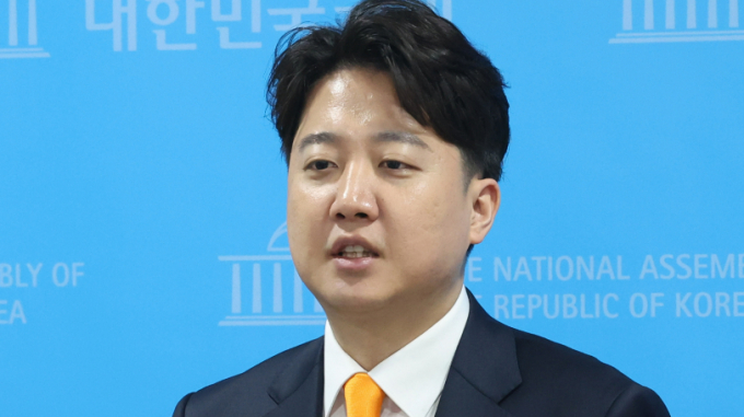 이준석 개혁신당 대표가 8일 자신의 페이스북을 통해 윤석열 대통령의 김건희 여사 명품백 수수 논란 관련 미흡한 사과에 대해 비판했다. 사진은 전날 서울 여의도 국회 소통관에서 기자회견하는 이 대표. /사진=뉴스1