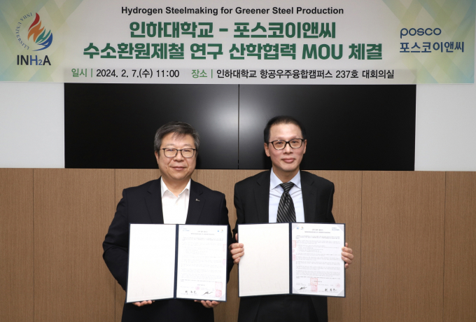 최종문(왼쪽) 포스코이앤씨 R&D센터장과 이은상 인하대학교 수소시스템 융합연구소장이 '저탄소 철강 수소환원제철 연구·산학협력 활성화'를 위한 업무협약을 맺었다. /사진=포스코이앤씨