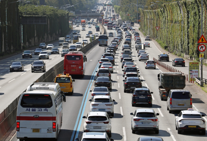 이번 설 연휴 기간 하루 평균 570만명이 이동할 것이란 전망이 나왔다. 사진은 경부고속도로 잠원 나들목 인근. /사진=뉴시스