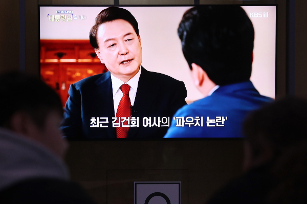 국민의힘이 윤석열 대통령의 김건희 여사 명품백 수수 논란 언급에 "아직 조율하지 못했다"며 당 입장 표명을 미뤘다. 사진은 전날 밤 서울역 대합실에서 윤 대통령의 신년 대담 방송을 시청하는 시민들의 모습. /사진=뉴스1