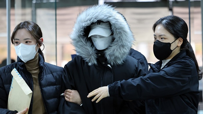 음주 운전을 하다가 오토바이 배달 기사를 치어 숨지게 한 20대 여성이 구속 상태로 검찰에 넘겨졌다. 사진은 20대 여성 안 모씨가 서울 서초구 서울중앙지법에서 열린 구속 전 피의자 심문에 출석하고 있는 모습. /사진=뉴시스