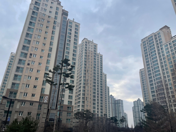 그동안 조합과 대주단의 채권채무 문제로 11년간 표류한 '고양 일산덕이구역 도시개발사업'이 조합과 대주단의 채권채무 문제를 극적으로 해결되면서 사업이 정상화 될 전망이다. 사진은 덕이동 하이파크시티 아파트 전경. / 사진제공=고양특례시