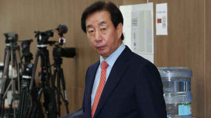 총선 부적격 판정을 받은 김성태 전 자유한국당(국민의힘 전신) 의원이 8일  이철규 국민의힘 의원을 두고 윤석열 대통령 주변 권력에서 호가호위하며 표적 공천 룰만 만들고 있다고 비판했다. 사진은 전날 서울 여의도 국회 소통관에서 기자회견을 마친 김 전 의원. /사진=뉴스1