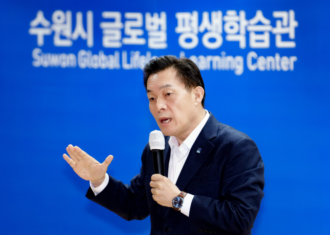이재준 수원시장이 7일 수원시글로벌평생학습관에서 열린 역량강화교육에서 인사말을 하고 있다. / 사진제공=수원특례시